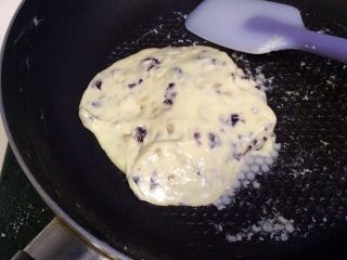 10、牛轧糖夹心苏打饼干,用刮刀迅速翻拌，然后关火。