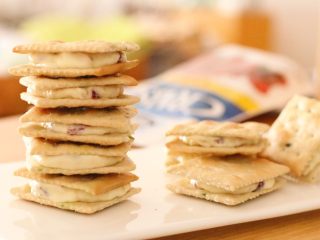 15、牛轧糖夹心苏打饼干,是不是很简单呢？告别单调的苏打饼干了。