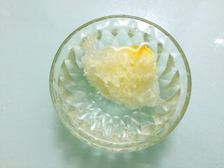 3、桃胶银耳汤,银耳提前两小时泡发