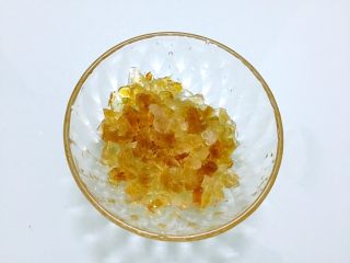 5、桃胶银耳汤,桃胶洗去杂质沥干水份备用
