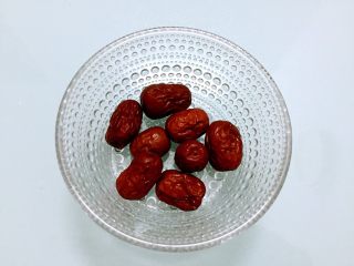 7、桃胶银耳汤,红枣洗净备用