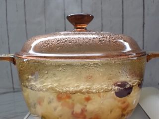 11、桃胶银耳汤,盖上盖子转小火炖煮两小时