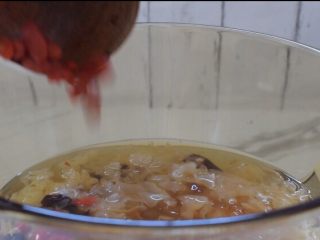 12、桃胶银耳汤,加入枸杞