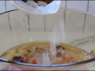 13、桃胶银耳汤,加入冰糖