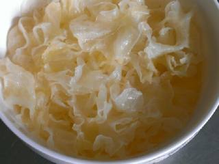 2、冰糖银耳雪梨,银耳用温水泡发，洗净、撕小朵备用。