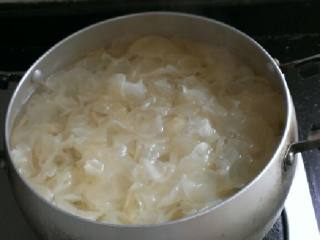 5、冰糖银耳雪梨,加入冰糖，至其融化后，再炖10分钟。