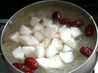 7、冰糖银耳雪梨,倒入雪梨后，再炖30分钟。