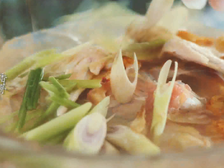 6、咖喱鸡taco杯,加入鸡皮、香茅