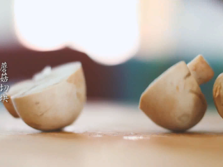 7、咖喱鸡taco杯,蘑菇切块加入汤中