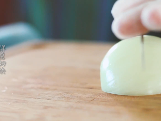 8、咖喱鸡taco杯,洋葱切块加入汤中