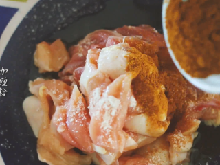 11、咖喱鸡taco杯,加入咖喱粉