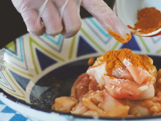 12、咖喱鸡taco杯,加入黄姜粉腌制