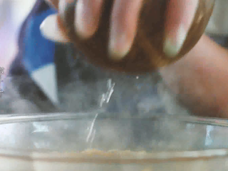 14、咖喱鸡taco杯,鸡肉加入汤汁,加入椰子汁