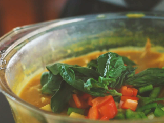 15、咖喱鸡taco杯,加入罗勒叶