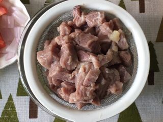 2、香煎牛肉排,牛肉沥干水分