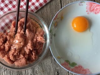 4、香煎牛肉排,加入半个蛋清和少量盐，按一个方向搅拌均匀。另外半个蛋清及蛋黄放在盘子里备用