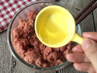 6、香煎牛肉排,加入少量食用油，大概3克左右，搅拌均匀。然后腌制10分钟左右。