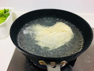 3、家庭版零失败味千拉面,水开之后放入面条