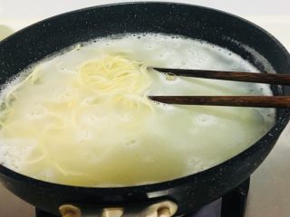 4、家庭版零失败味千拉面,水开，加凉水，再开，再加凉水，这样的操作三次
