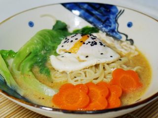 12、家庭版零失败味千拉面,出锅，撒上芝麻