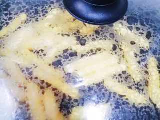 11、宝宝零食：简易版虾条,盖上盖子煎2分钟 再翻面煎2分钟 最后关火再焖5分钟