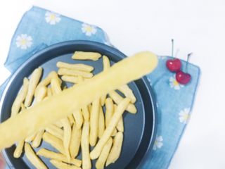 12、宝宝零食：简易版虾条,取出后稍稍冷却 就可以给宝宝吃啦 剩余的需要放凉后才能放入密封罐中保存建议保存时间为7~10天左右