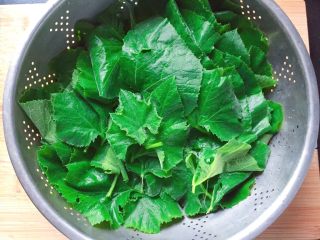 6、清炒南瓜苗,南瓜叶撕成小片。