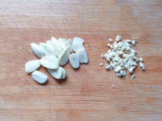 7、清炒南瓜苗,蒜3瓣切片，1瓣拍蒜末。