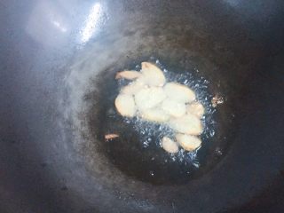 8、清炒南瓜苗,锅中倒入适量油，放入蒜片，小火煸出香味。