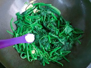 11、清炒南瓜苗,南瓜叶炒至变蔫，加入适量盐调味。