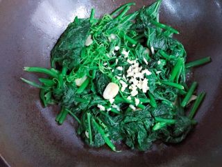 12、清炒南瓜苗,再放入蒜末翻炒几下即可出锅。