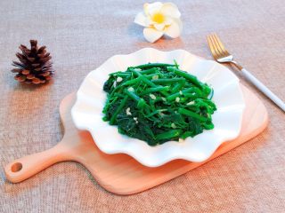 13、清炒南瓜苗,出锅装盘即可食用。