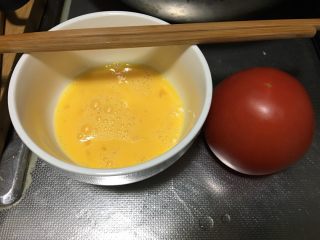 1、「吃货久久」香气扑鼻的番茄蛋花汤,建议一人一个鸡蛋 这样做出来的汤浓郁 鸡蛋打好 番茄切块