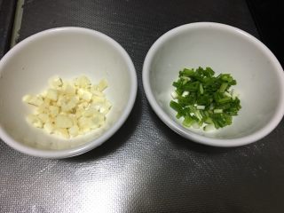 2、「吃货久久」香气扑鼻的番茄蛋花汤,喜欢聪蒜可以多切些准备