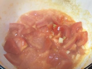 4、「吃货久久」香气扑鼻的番茄蛋花汤,不断翻炒出汁