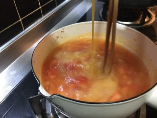 6、「吃货久久」香气扑鼻的番茄蛋花汤,沸腾后不断延一个方向搅拌 蛋液从漩涡中心倒入