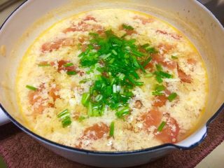 7、「吃货久久」香气扑鼻的番茄蛋花汤,撒盐调味 关火 关键的步骤来了！一定要淋香麻油！！！这步很重要！撒葱！喷香无比！