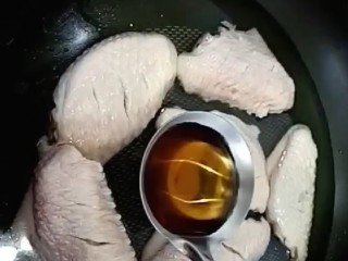 2、家庭版&可乐鸡翅,凉水下锅加料酒煮出浮沫