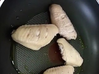 4、家庭版&可乐鸡翅,锅放油放入鸡翅煎至两面金黄