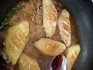 8、家庭版&可乐鸡翅,加生抽，鸡精，花椒粉，盐，耗油