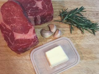 1、迷迭香蒜味肋眼牛排佐栉瓜,牛肉洗净后擦干，无盐奶油备好，蒜头及迷迭香洗净擦干备用。