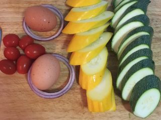 3、迷迭香蒜味肋眼牛排佐栉瓜,栉瓜洗净后斜切成厚片；小蕃茄洗净沥干；洋葱切两圈有点厚度的洋葱圈，取最外的两圈使用。