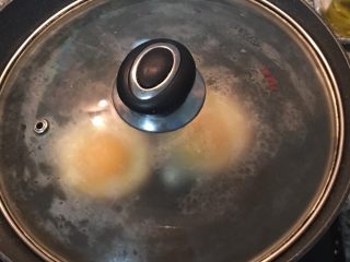 6、迷迭香蒜味肋眼牛排佐栉瓜,盖锅盖，小火稍微闷一下。