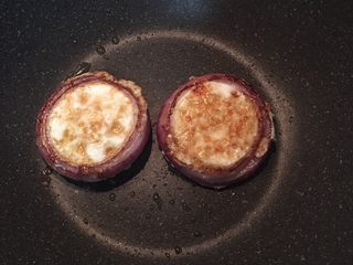 7、迷迭香蒜味肋眼牛排佐栉瓜,蛋白比较凝结时就可以翻面再煎一下 ，即可起锅备用。