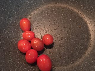 8、迷迭香蒜味肋眼牛排佐栉瓜,原锅下小蕃茄烧一下，看到表皮有点小裂痕就可以起锅备用。