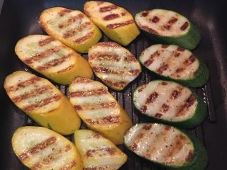 11、迷迭香蒜味肋眼牛排佐栉瓜,看到有上色后，便可翻面！再烧个2-3分钟，就可起锅备用