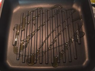 9、迷迭香蒜味肋眼牛排佐栉瓜,牛排锅烧热后放入橄榄油，