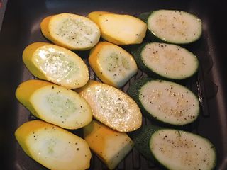 10、迷迭香蒜味肋眼牛排佐栉瓜,排入栉瓜厚片，排好后都先不要动，用中小火烧2-3分钟；