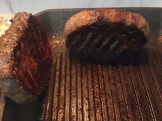 13、迷迭香蒜味肋眼牛排佐栉瓜,接着将牛排立起，将四周围都煎一下，