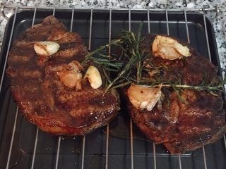 15、迷迭香蒜味肋眼牛排佐栉瓜,牛排起锅休息。休息是为了让去除多余油脂或肉汁，也让肉的组织能有时间吸收原有的肉汁。今天是煎了6-7分熟喔～